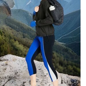 NWT Athleta Velocity Womens Black/Blue Stash Pocket Gym/Yoga Capri leggings  XS